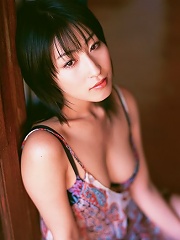 Busty gravure idol babe with delicious curves in a bikini