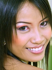 Paen modeling nude shows off her shaved beaver!